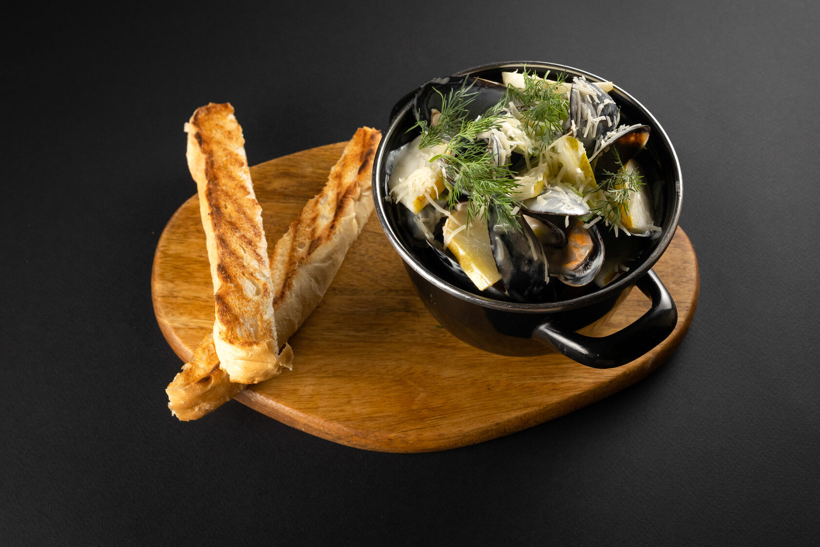 Мидии с пармезаном, грушей и сливками